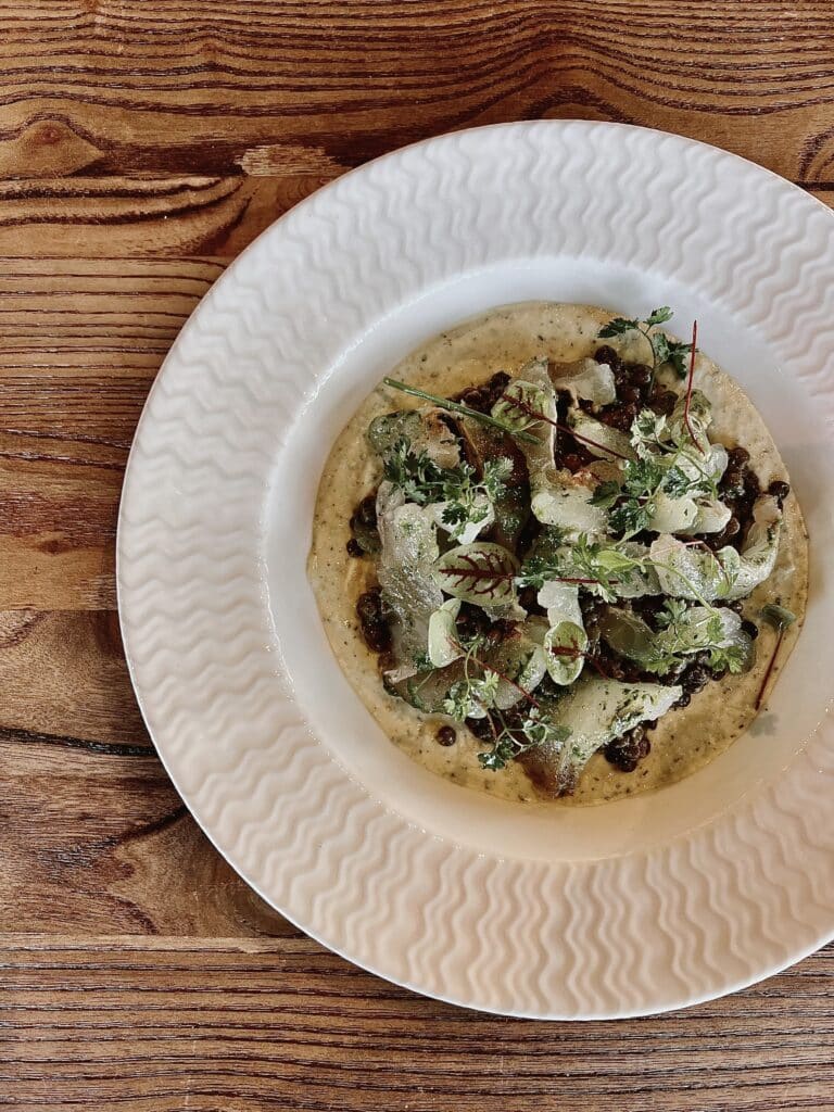 Poisson mariné, lentilles et herbes fraîches — La Baleine