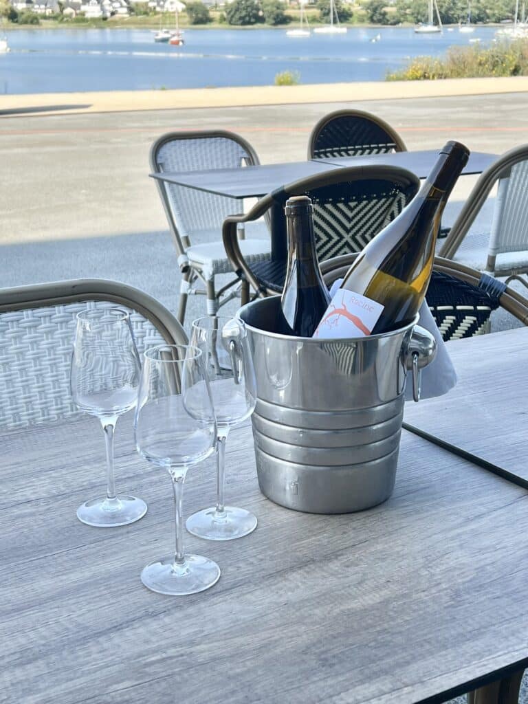 Vin frais en terrasse face à la rade — La Baleine Lorient