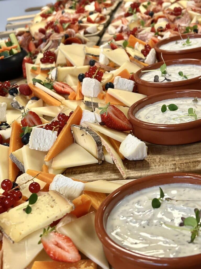 Buffet fromages et fruits rouges — réceptions La Baleine Lorient