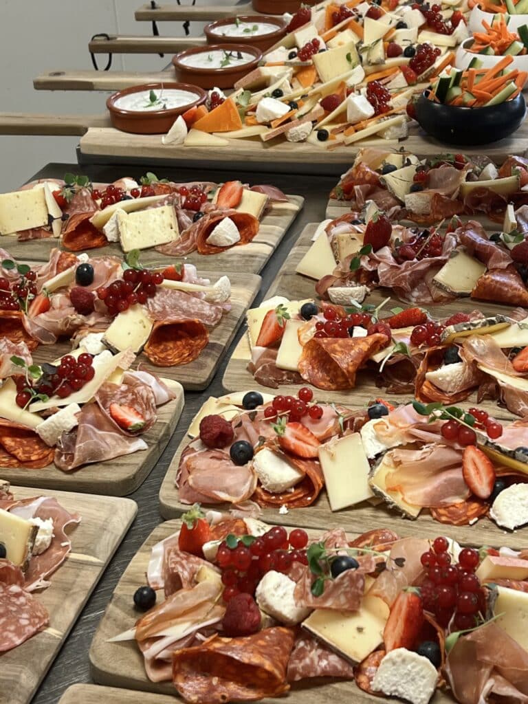Planches charcuterie et fromages — buffets groupes La Baleine