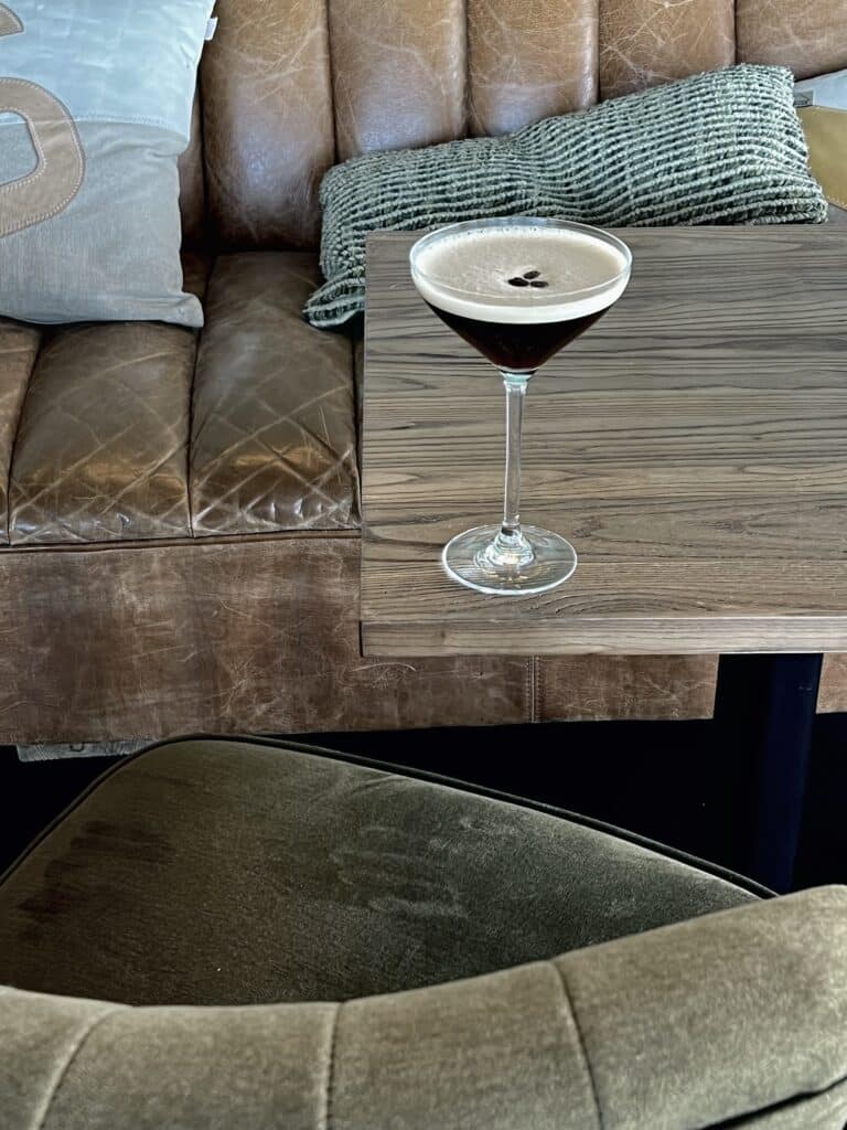 Espresso martini côté salon — La Baleine, Lorient La Base