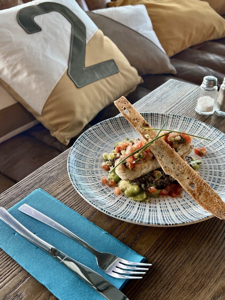 Poisson snacké, tomates fraîches et tuile croustillante — La Baleine