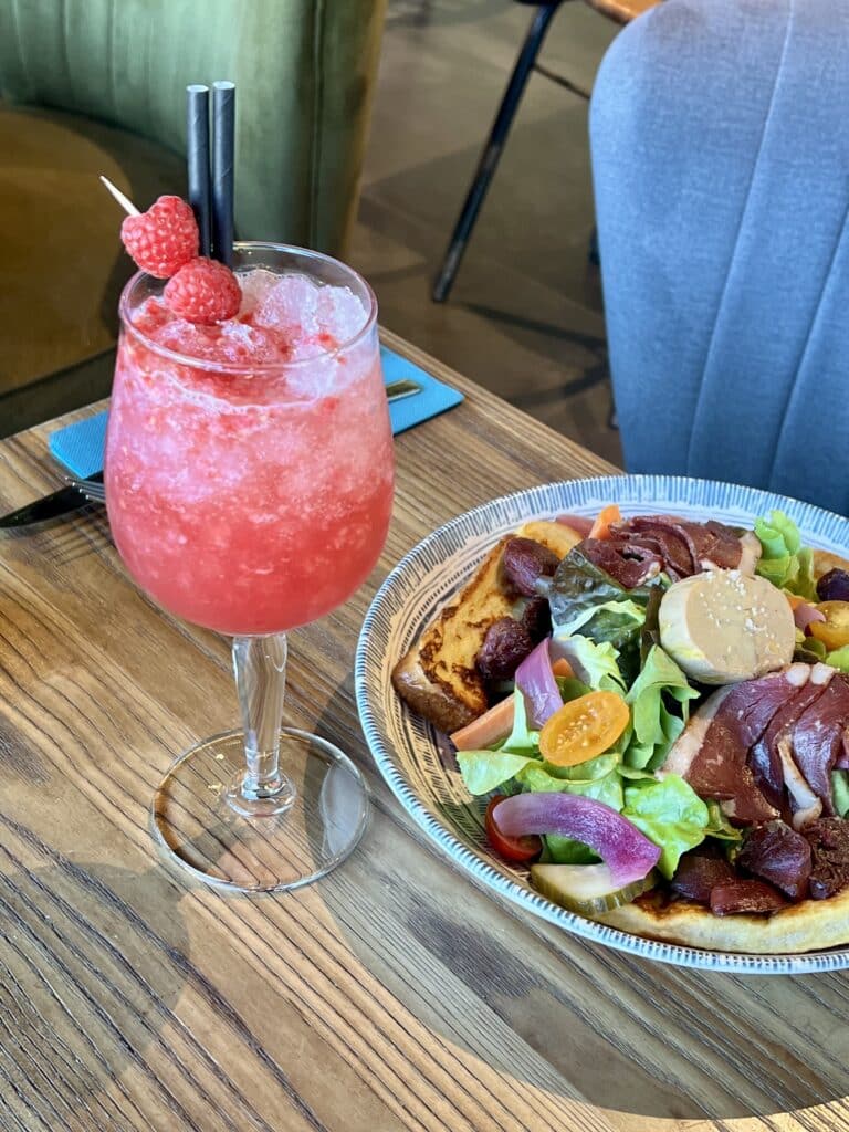 Cocktail glacé à la framboise et salade gourmande — La Baleine