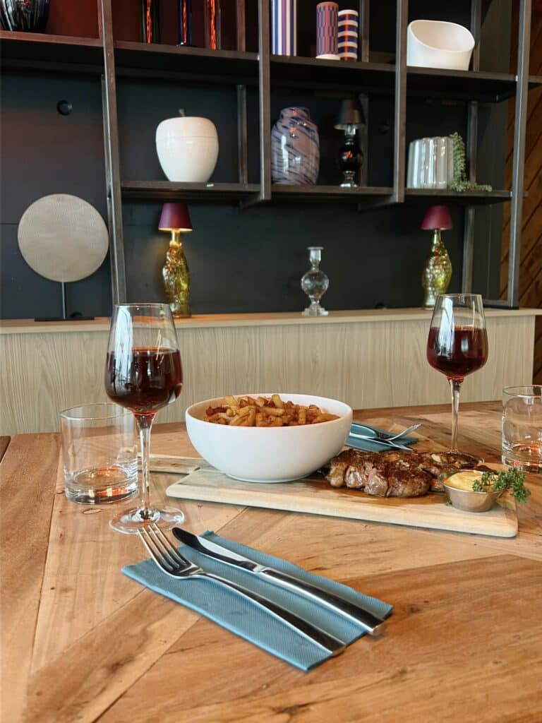 Pièce du boucher, frites maison et verre de rouge — La Baleine Lorient