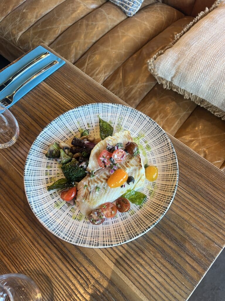 Poisson grillé du marché et petits légumes — La Baleine Lorient
