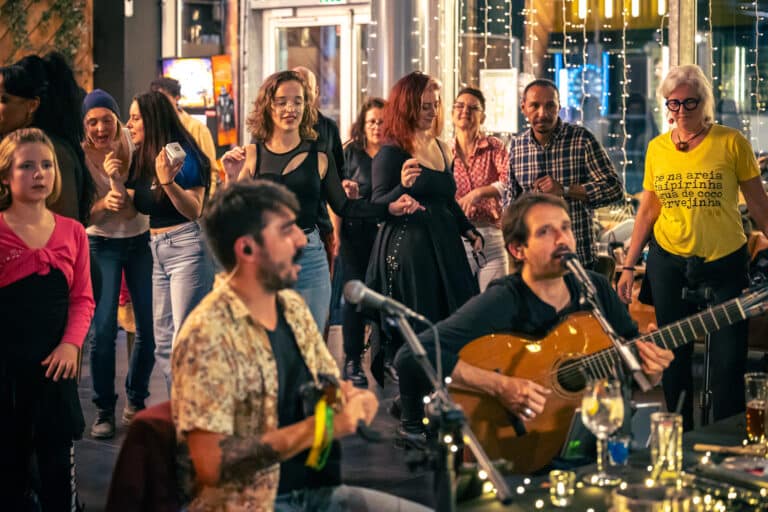 Musique live et danse entre les tables — La Baleine Lorient