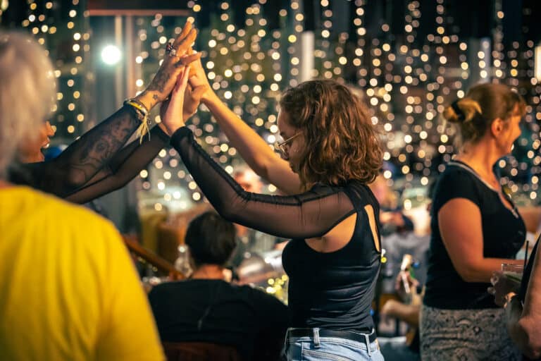On danse sous les guirlandes — ambiance du soir à La Baleine