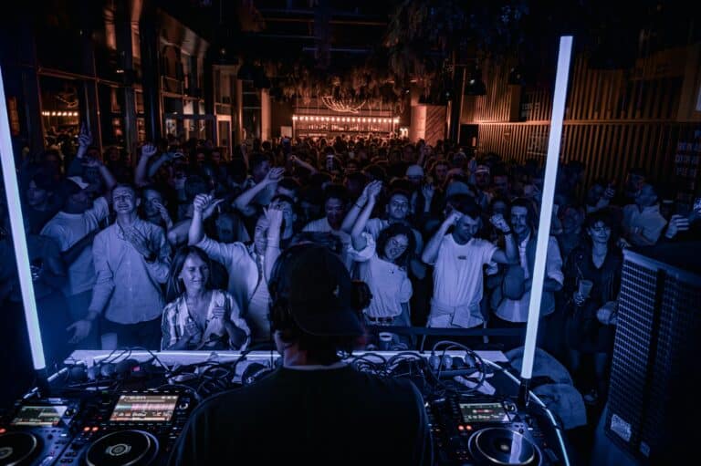Dancefloor complet pour le DJ set — soirée à La Baleine