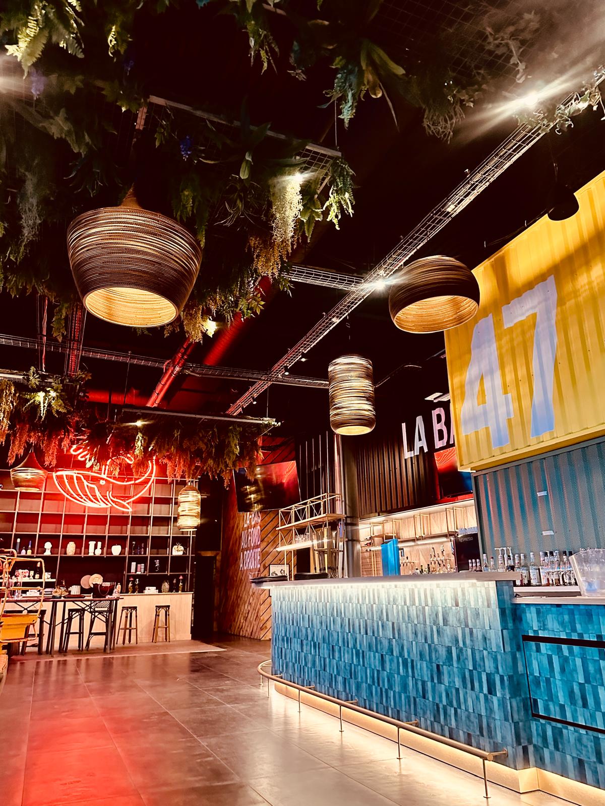 Nouveaux bars, luminaires sur mesure et ambiance colorée.